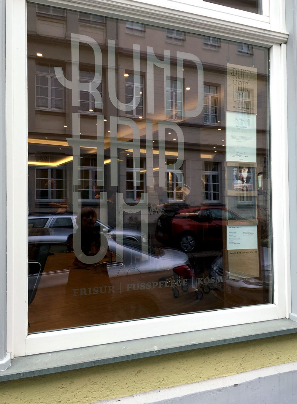 01-rhu-schriftzug-fenster